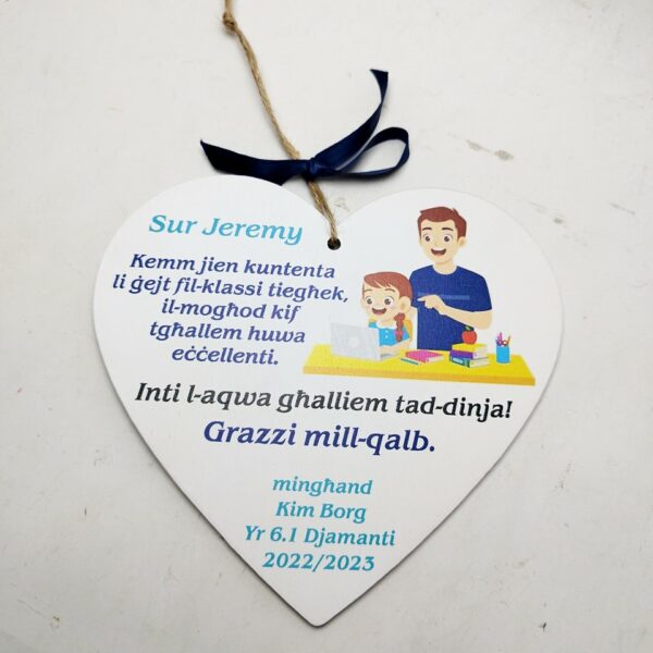 Wooden Heart - Inti L-Aqwa Ghalliem Tad-Dinja - 15x13cm